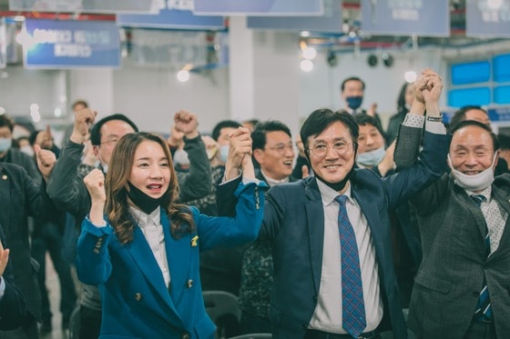 신영대 더불어민주당 전북 군산 국회의원 후보가 15일 선거사무실에서 당선이 확실시되자 당원 등 지지자들의 축하를 받으며 기쁨을 만끽하고 있다.ⓒ 뉴스1