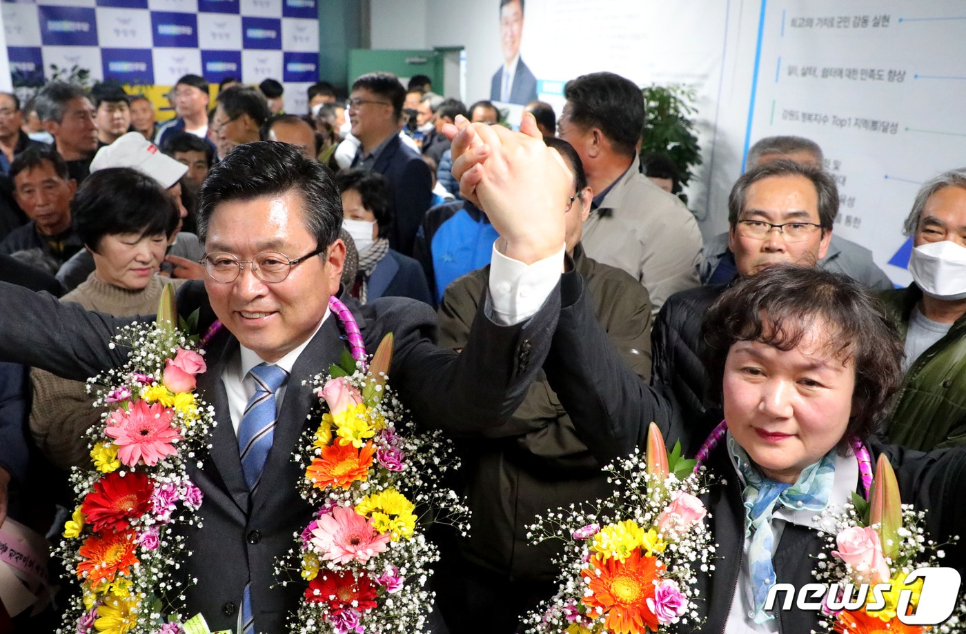 제 21대 총선과 동시에 진행된 강원 횡성군수 선거에서 더불어민주당 장신상 후보(65)가 당선의 영예를 안았다. 2020.4.15 ⓒ 뉴스1
