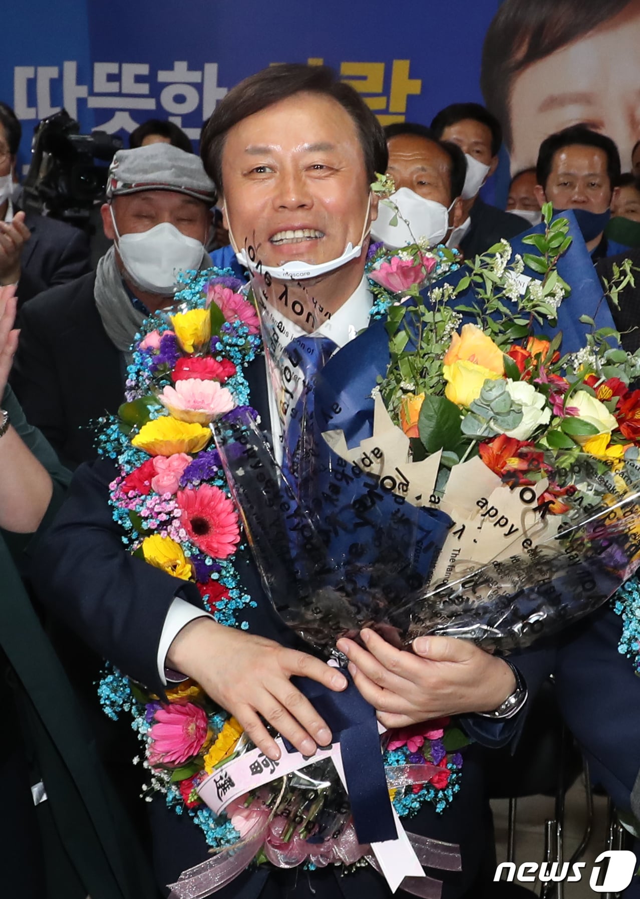도종환 더불어민주당 충북 청주흥덕 국회의원 후보가 15일 오후 충북 청주시 흥덕구 선거 사무소에서 당선이 확실해지자 꽃목걸이를 걸고 기뻐하고 있다. 2020.4.15/뉴스1 ⓒ News1 김용빈 기자