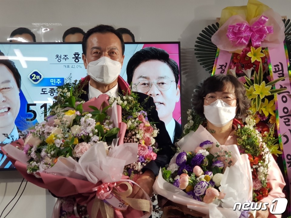 제천·단양 선거구에서 승리한 통합당 엄태영 당선인이 부인 이종선씨와 선거캠프에서 지지자들로 축하 꽃다발을 받고 있다.2020.04.15ⓒ 뉴스1 조영석기자