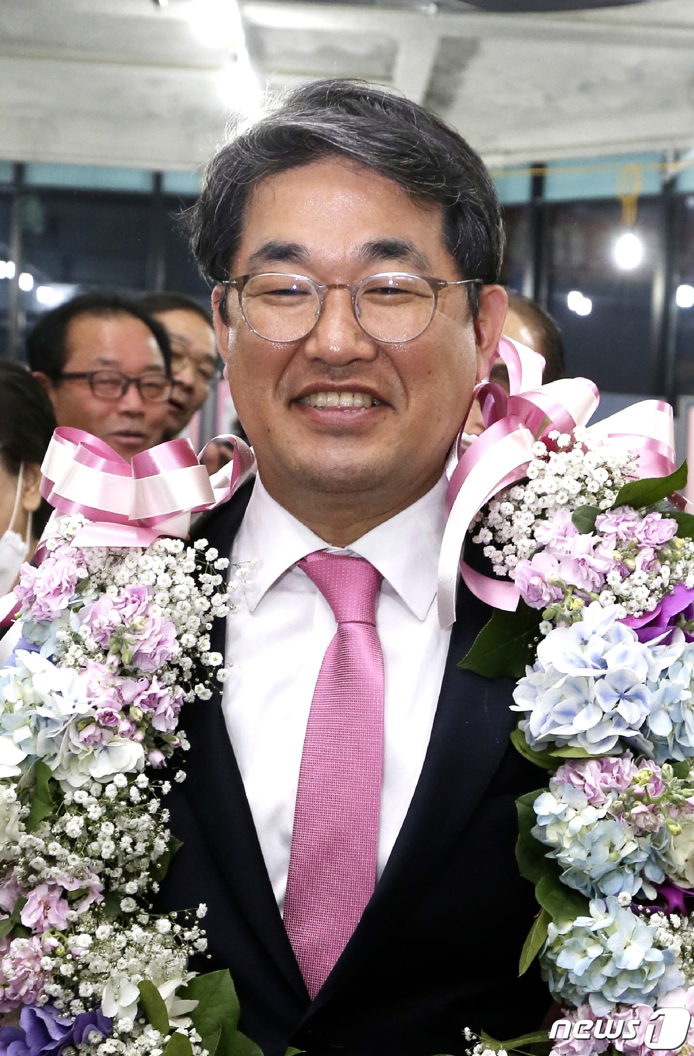 제21대 국회의원선거 투표일인 15일 인천 중구강화옹진 배준영 미래통합당 당선자가 선거사무실에서 지지자들에게 축하받고 있다.2020.4.16/뉴스1 ⓒ News1 인천사진공동취재단