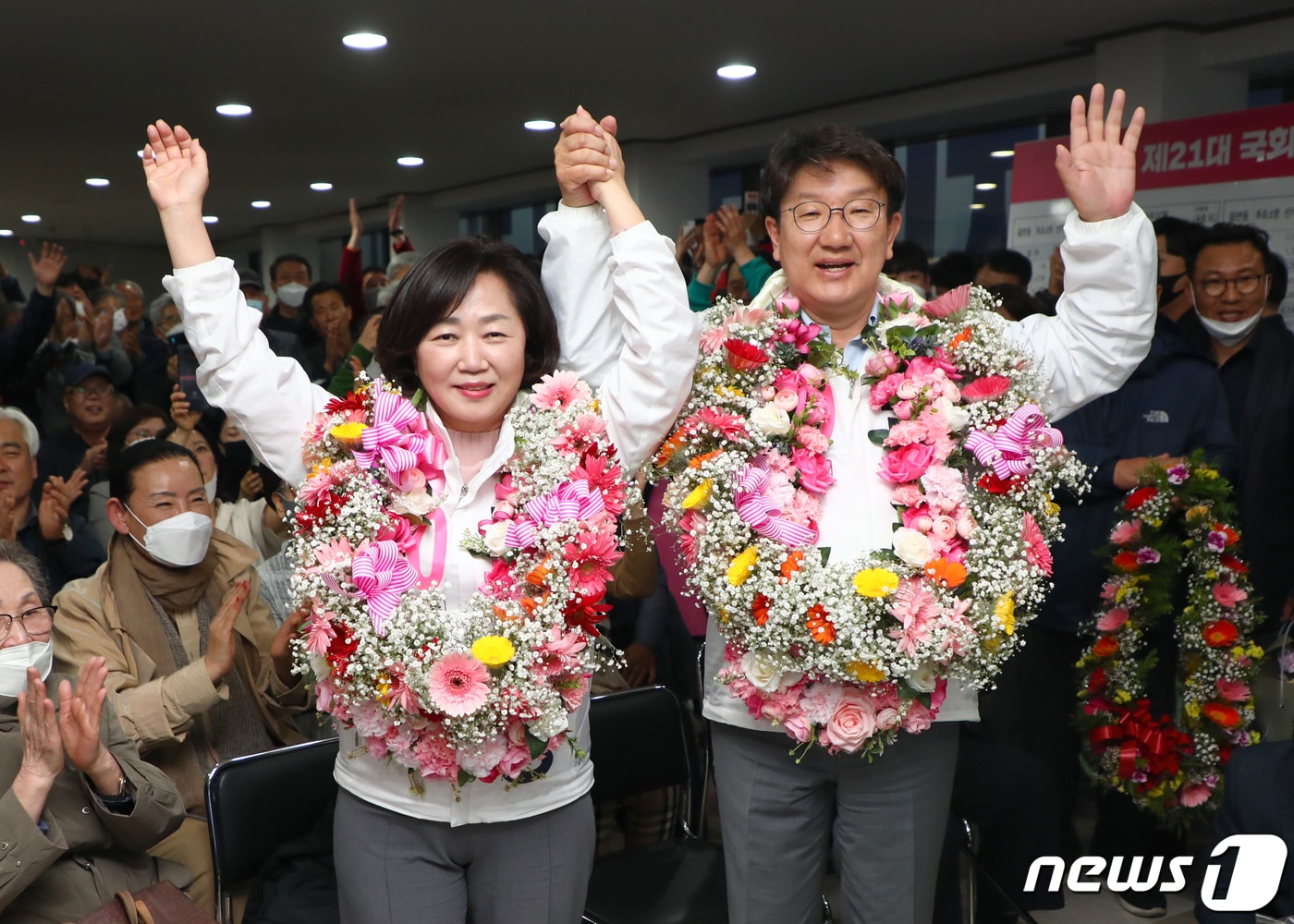 권성동 무소속 후보가 제21대 국회의원선거 강릉 지역구 당선이 확실해지자 15일 강원 강릉시 선거캠프에서 부인 김진희씨와 꽃목걸이를 걸고 기뻐하고 있다. 2020.4.16/뉴스1 ⓒ News1 하중천 기자