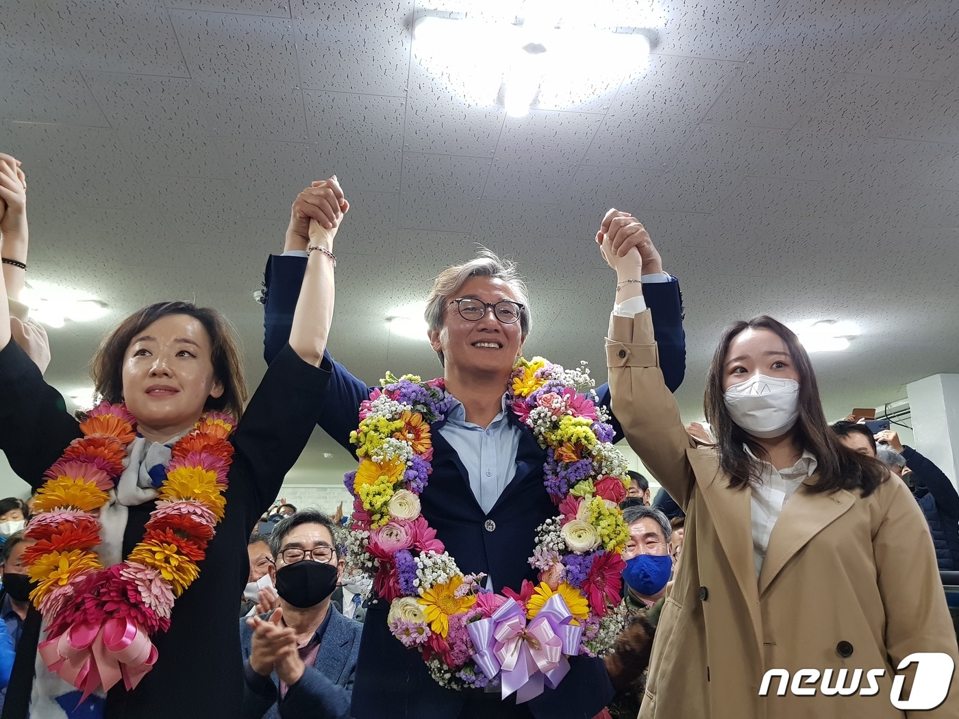 16일 오전 0시45분쯤 제21대 국회의원 선거 부산 북강서갑에 출마한 전재수 더불어민주당 후보가 당선이 확정되자 꽃목걸이를 걸고 가족들과 기념 촬영을 하고 있다. ⓒ 뉴스1 조아현 기자