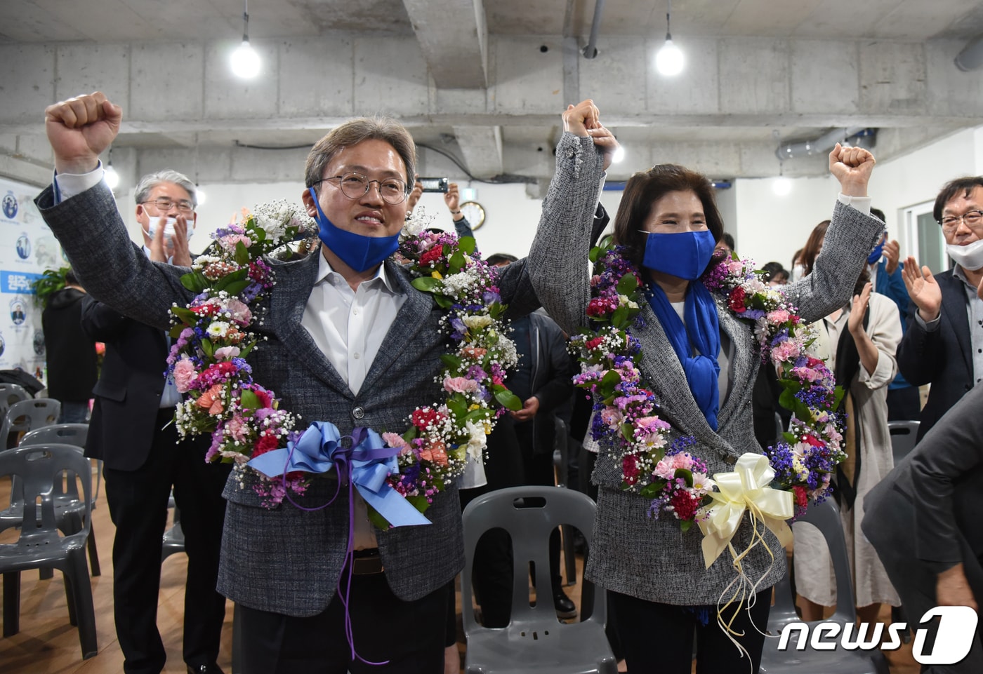 송기헌 더불어민주당 강원 원주을 국회의원 후보가 16일 당선이 확실해지자 부인 강현전 씨와 꽃목걸이를 목에 걸고 만세를 하고 있다. 2020.4.16/뉴스1 ⓒ News1 권혜민 기자