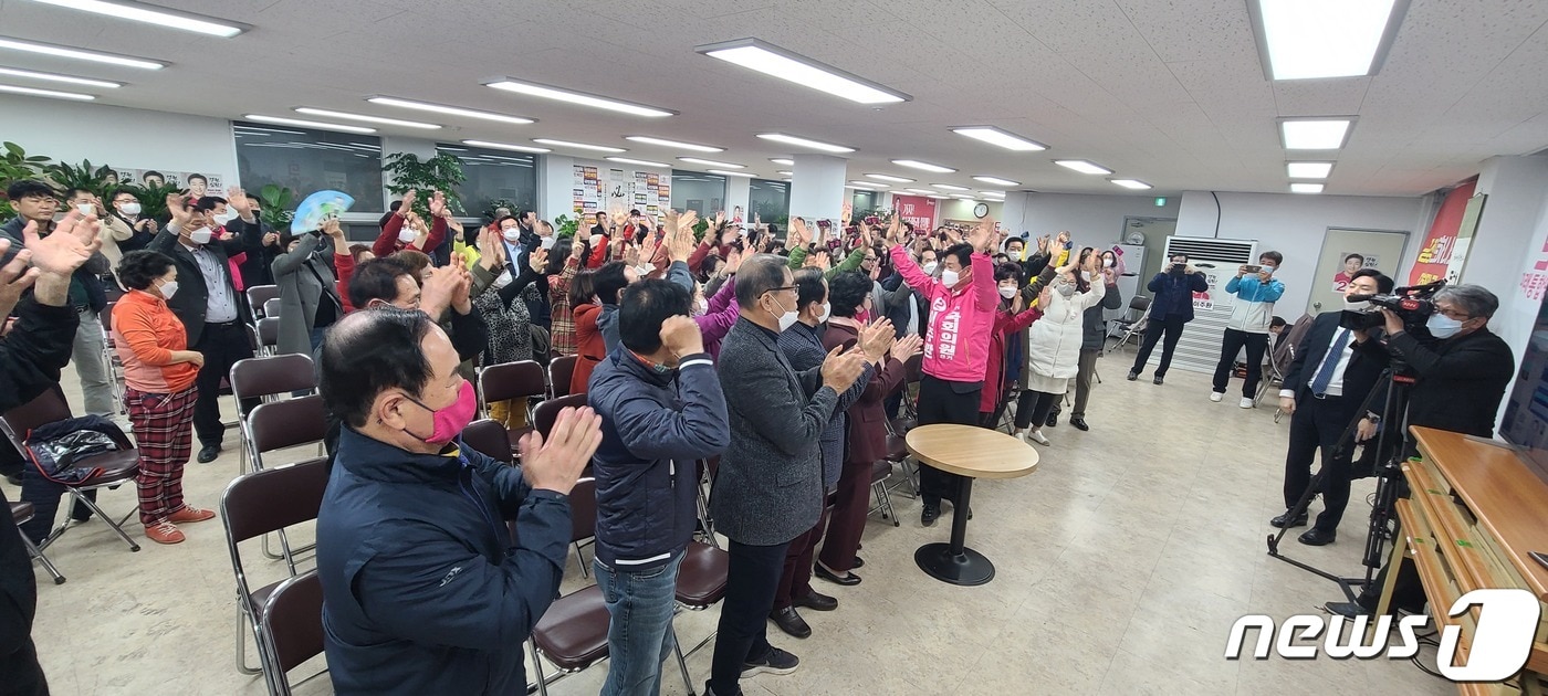 21대 총선에서 부산 연제구에 출마한 이주환 후보가 15일 오후 지상파 3사가 진행한 출구조사에서 김해영 더불어민주당 최고위원보다 득표율이 앞서자 지지자들과 환호하고 있다. (이주환 미래통합당 부산 금정구 후보 선거사무소 제공)ⓒ 뉴스1