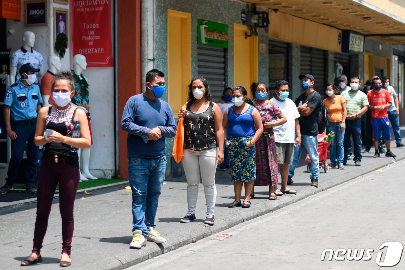 16일(현지시간) 코로나19 팬데믹 속 과테말라시티의 역사센터에 마스크를 쓴 주민들이 길게 줄을 서 있다. ⓒ AFP=뉴스1 ⓒ News1 우동명 기자