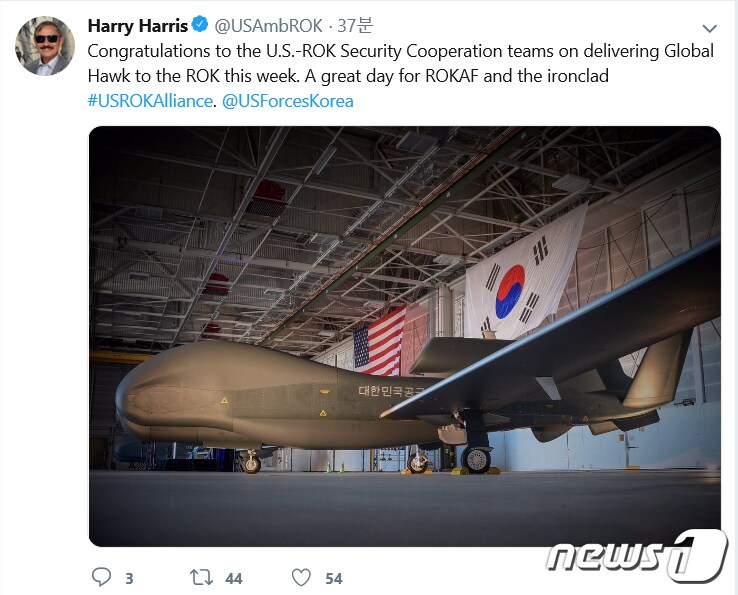 한국군이 미국으로부터 도입한 고고도 무인정찰기 글로벌호크(RQ-4) 2호기가 국내에 도착했다. 해리 해리스 주한미국대사는 19일 트위터에 "이번 주 한국에 글로벌호크를 인도한 미·한 안보협력팀에 축하한다"며 "한국공군과 철통같은 미한동맹에 매우 좋은 날"이라고 밝혔다.(해리 해리스 주한미국대사 트위터 캡처) 2020.4.19/뉴스1 ⓒ News1 송원영 기자