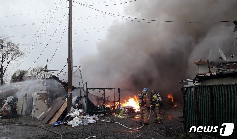 경기 광명시 옥길동 폐기물 야적장 화재 현장.(경기도소방재난본부 제공) ⓒ 뉴스1