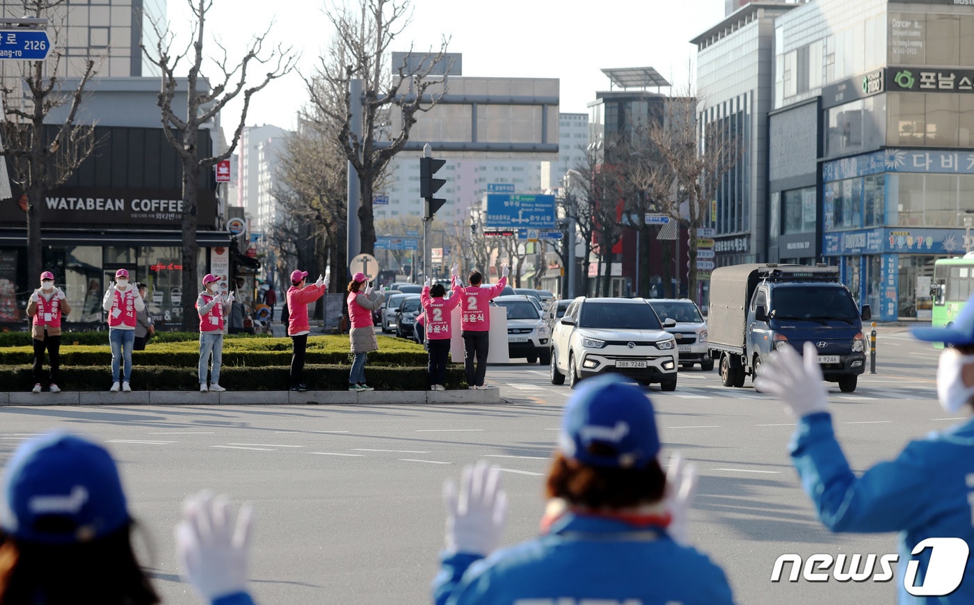 코로나19로 사회적 거리두기가 강조되고 있는 가운데 강릉시 옥천 오거리에서 선거운동원들이 후보들이 거리 인사를 하고 있다. (뉴스1 DB) ⓒ News1 장시원 인턴기자