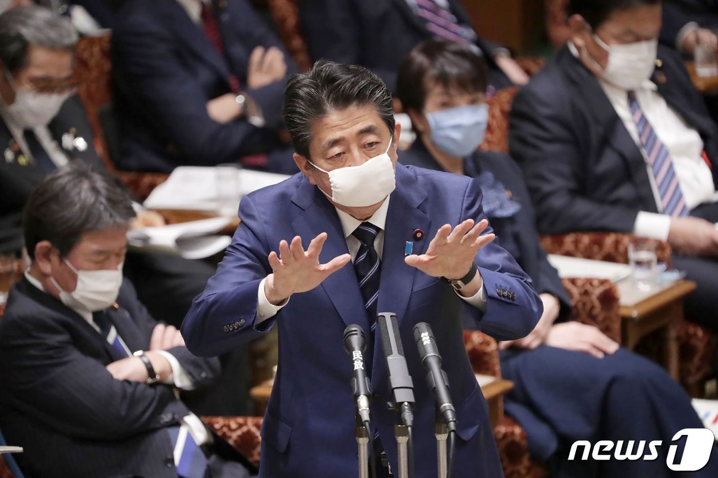 아베 신조 일본 총리가 1일 (현지시간) 코로나19 예방 마스크를 착용하고 도쿄 참의원에 참석해 발언을 하고 있다. ⓒ AFP=뉴스1 ⓒ News1 우동명 기자