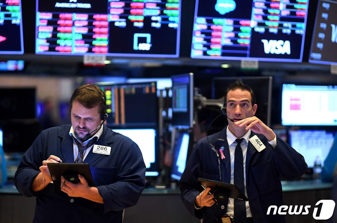 23일 뉴욕증시가 하락세로 출발했다. 사진은 뉴욕증권거래소 트레이더들의 모습. ⓒ AFP=뉴스1
