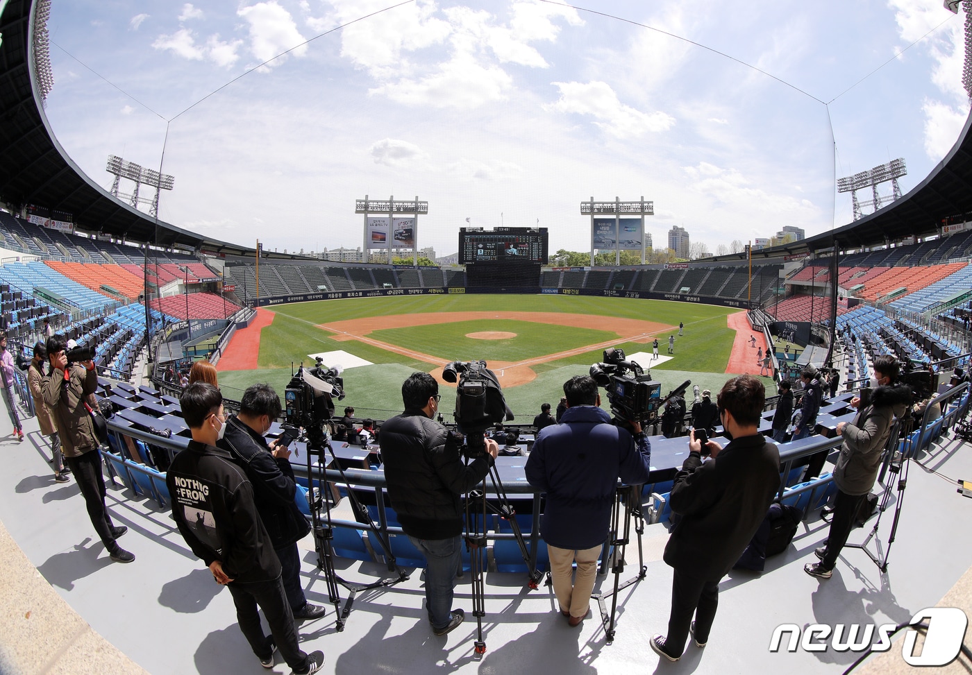 21일 오후 서울 송파구 잠실야구장에서 열리는 2020 KBO 연습경기 두산 베어스와 LG 트윈스의 경기를 앞두고 기자들이 취재를 하고 있다. 2020.4.21/뉴스1 ⓒ News1 김진환 기자