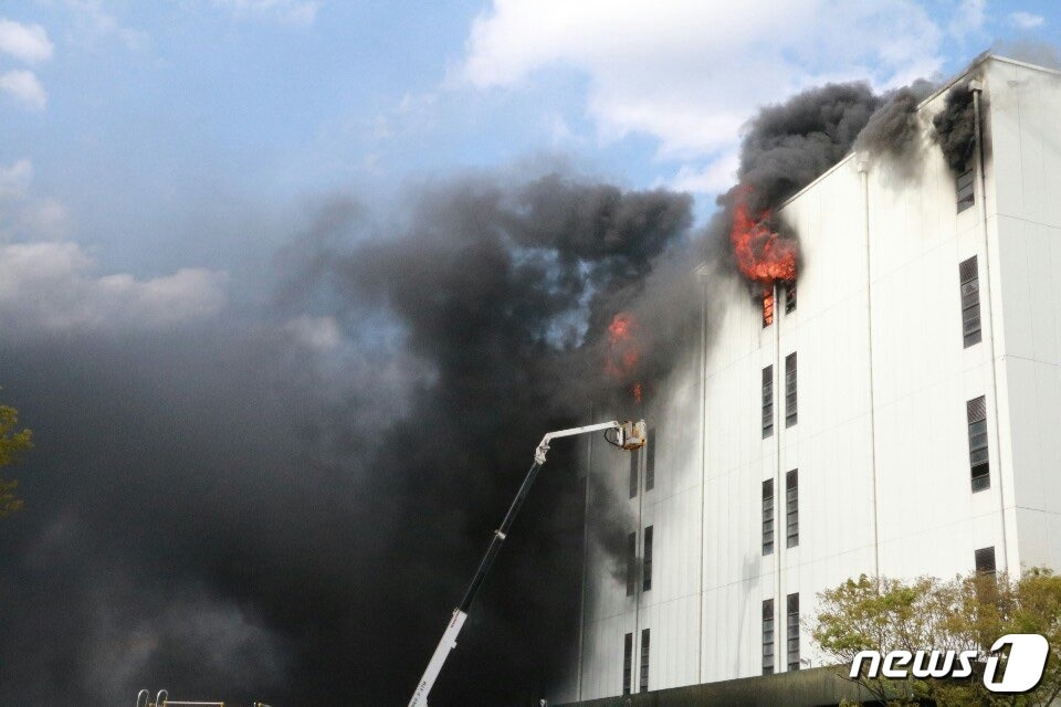 경기 군포시 부곡동 물류센터 화재 현장. 불길이 물류센터 E동 5층으로 확대되고 있다. ⓒ 뉴스1