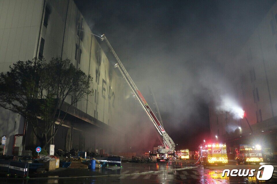 경기 군포시 부곡동 물류센터 화재 현장. ⓒ 뉴스1