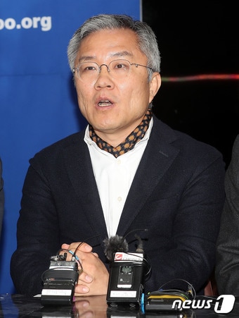 최강욱 열린민주당 비상대책위원장이 22일 오후 서울 여의도 중앙당사에서 열린 비상대책위원회 회의에서 모두발언을 하고 있다. 2020.4.22/뉴스1 ⓒ News1 임세영 기자