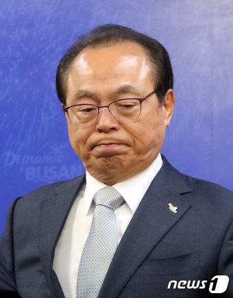 오거돈 부산시장이 23일 오전 부산시청 9층에서 부산시장 사퇴 기자회견을 하고 있다. 오 시장은 부산시장직을 사퇴하면서 "한 사람에게 5분 정도의 짧은 면담 과정에서 불필요한 신체접촉을 했다"고 밝혔다. 2020.4.23/뉴스1 ⓒ News1 박기범 기자