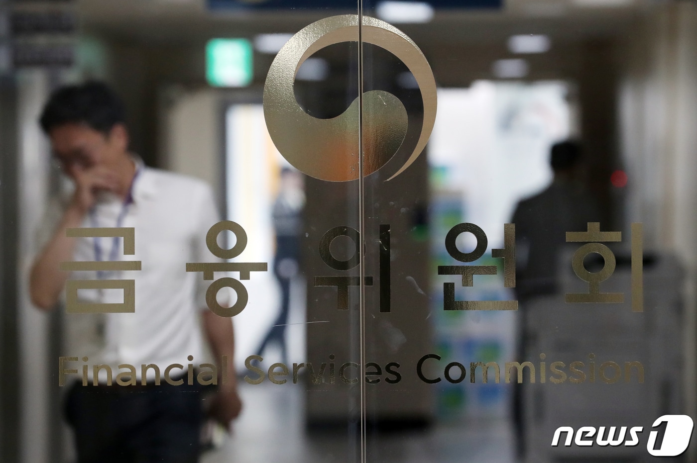 정부서울청사 금융위원회에서 직원들이 복도를 오가고 있다. 2020.4.23/뉴스1 ⓒ News1 송원영 기자