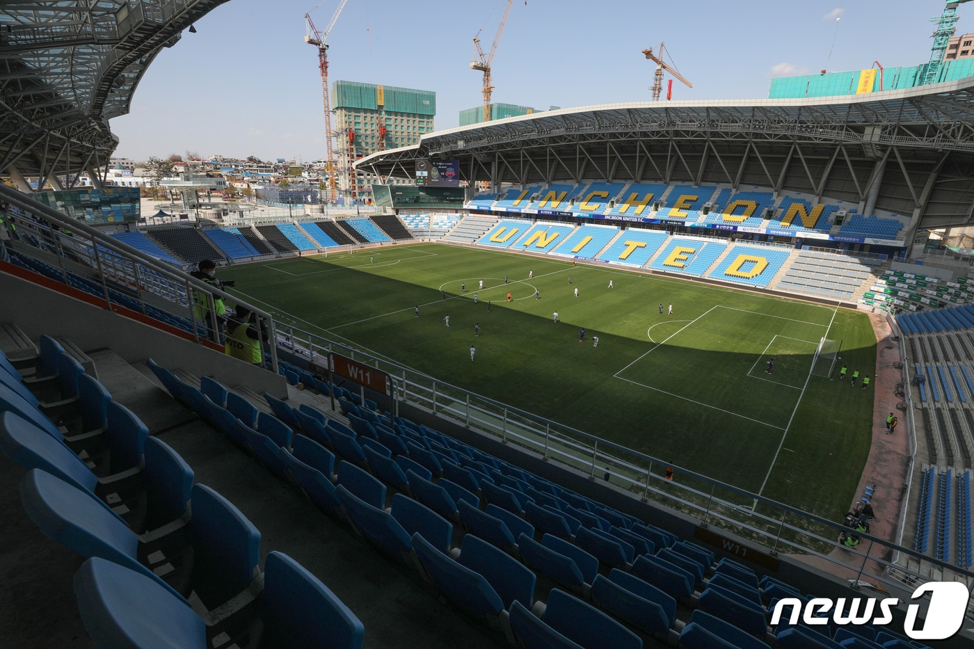 23일 인천축구전용경기장에서 열린 인천 유나이티드와 수원FC의 연습경기가 관중 없이 치러지고 있다. ⓒ News1 신웅수 기자