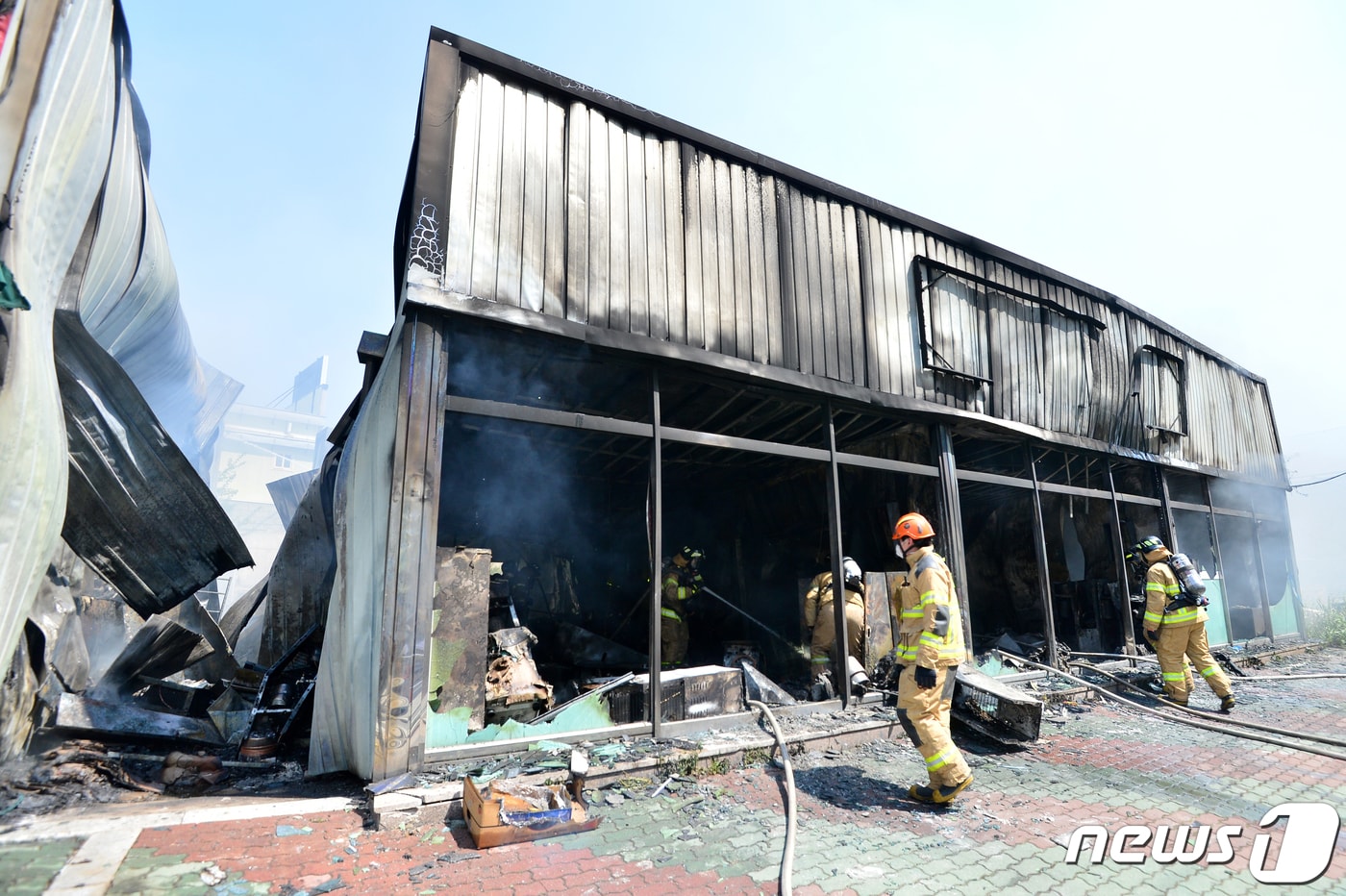 25일 오후 경북 포항북부소방서 119대원들이 양덕중학교 인근 상가에서 난 불을 진압하고 있다. 이날 불로 인명피해는 발생하지 않았다. 2020.4.25/뉴스1 ⓒ News1 최창호 기자