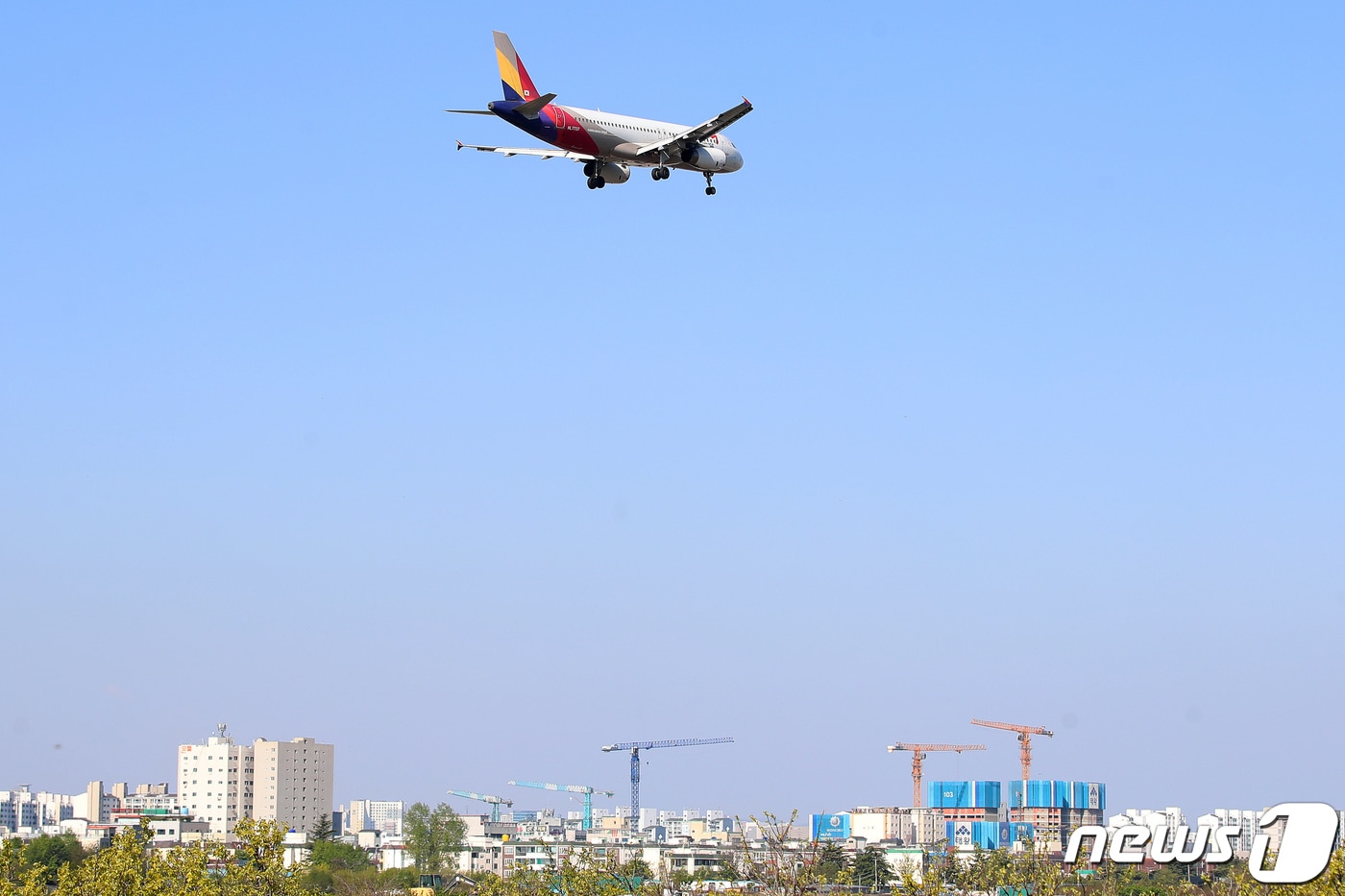 대구국제공항에 착륙하는 항공기 모습.2020.4.26/뉴스1 ⓒ News1 공정식 기자