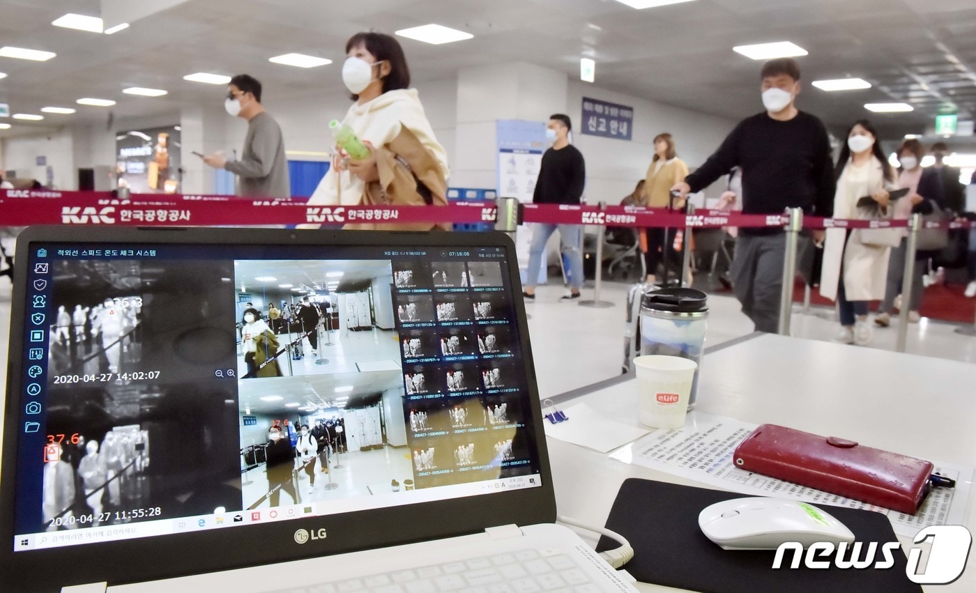 27일 오후 제주국제공항 국내선 도착장에서 입도객을 상대로 한 발열체크가 진행되고 있다. 29일부터 일주일간 이어지는 연휴 기간 동안 약 18만명의 관광객이 제주를 찾을 것으로 예측되며 제주도는 발열검사의 이상 체온 기준을 기존 37.5℃가 아닌 37.3℃로 강화할 방침이다.2020.4.27 /뉴스1 ⓒ News1 오현지 기자