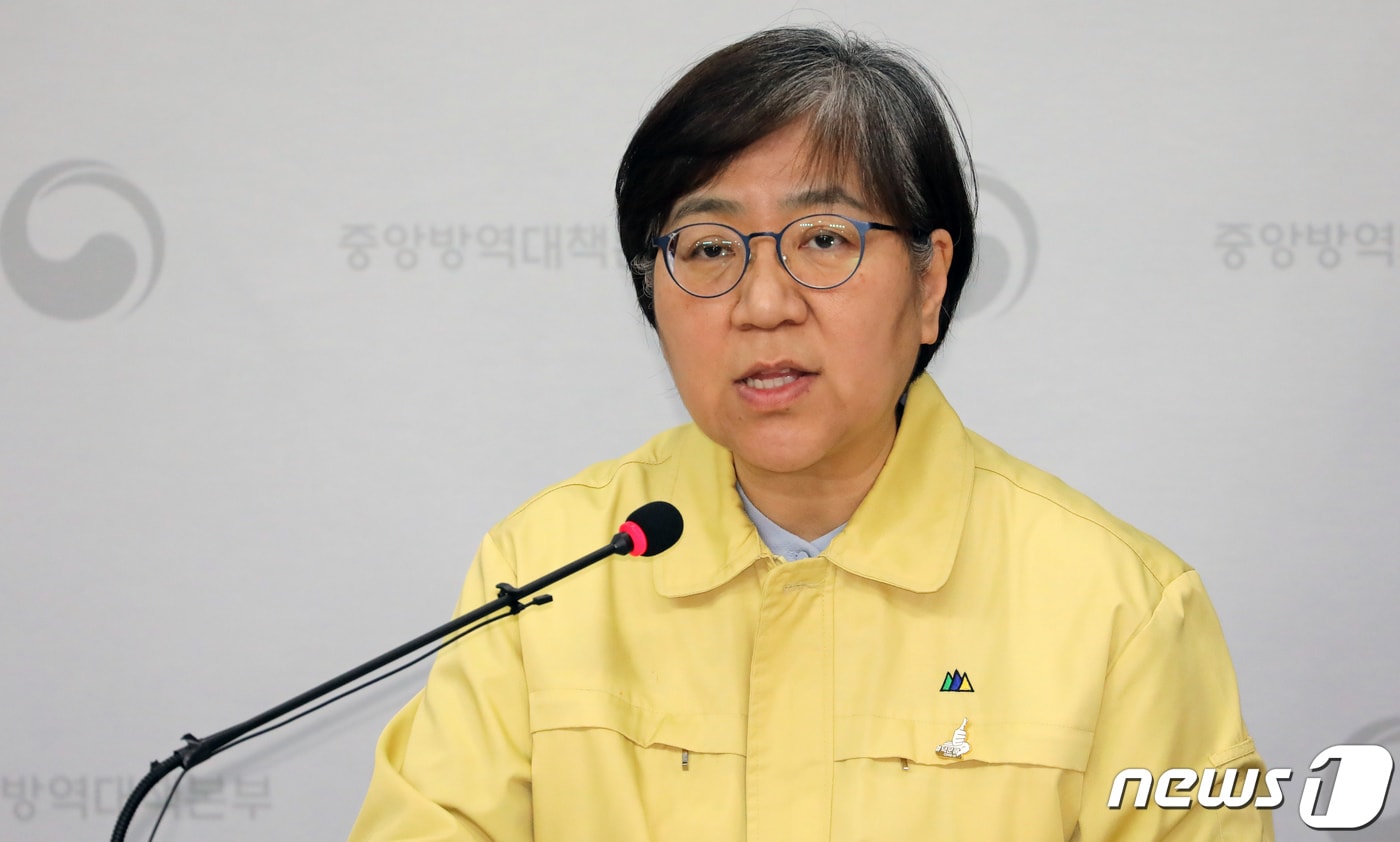 정은경 신종 코로나바이러스 감염증(코로나19) 중앙방역대책본부 본부장이 충북 청주시 질병관리본부 브리핑실에서 코로나19 관련 어린이 특집 브리핑을 하고 있다. 이 날 브리핑에서는 사전에 어린이에게 받은 질문을 정 본부장과 최은하 서울의대 소아과학교실 교수, 김예진 성균관의대 삼성서울병원 소아청소년과 교수가 답변하는 방식으로 진행됐다./뉴스1 ⓒ News1 장수영 기자