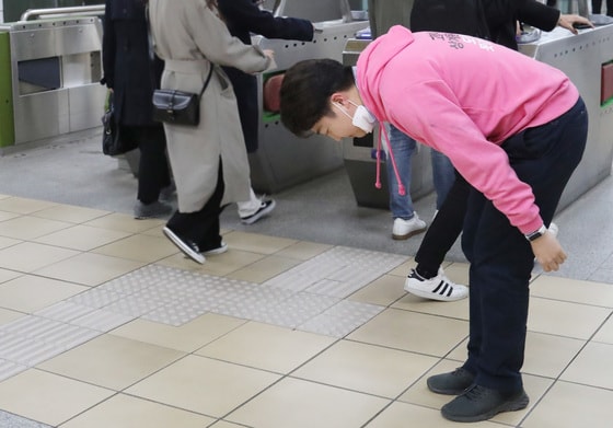 21대 총선을 앞둔 2020년 4월 3일 당시 이준석 미래통합당 서울 노원병 후보가 서울 노원구 수락산역에서 출근길 인사를 고 있다. ⓒ News1