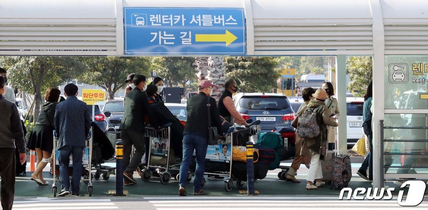 제주를 찾은 관광객들이 렌터카 하우스로 향하고 있다. ⓒ 뉴스1 DB