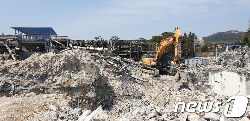 3일 광주의 한 주상복합아파트 건설 현장에서 주차타워 철거 작업이 진행되고 있다.2020.4.5 /뉴스1 ⓒ News1 박준배 기자