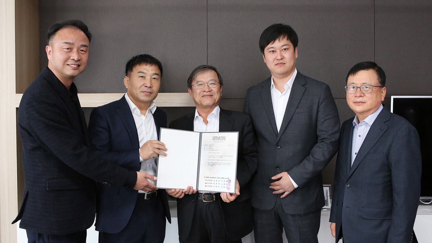 노태영 울산수지공장 노조위원장, 이치훈 여수고무공장 노조위원장, 문동준 금호석유화학 사장, 이용재 울산고무공장 노조위원장, 김선규 금호석유화학 부사장(왼쪽부터) 등 6일 임금 협상 참석자들이 기념촬영을 하고 있다.(금호석유화학 제공) ⓒ 뉴스1