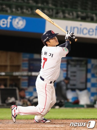 12일 오후 부산 사직야구장에서 열린 2020 프로야구 신한은행 SOL KBO리그 롯데 자이언츠와 두산 베어스 경기 5회말 1사 주자 없는 상황 롯데 신본기가 안타를 치고 있다. 2020.5.12/뉴스1 ⓒ News1 여주연 기자