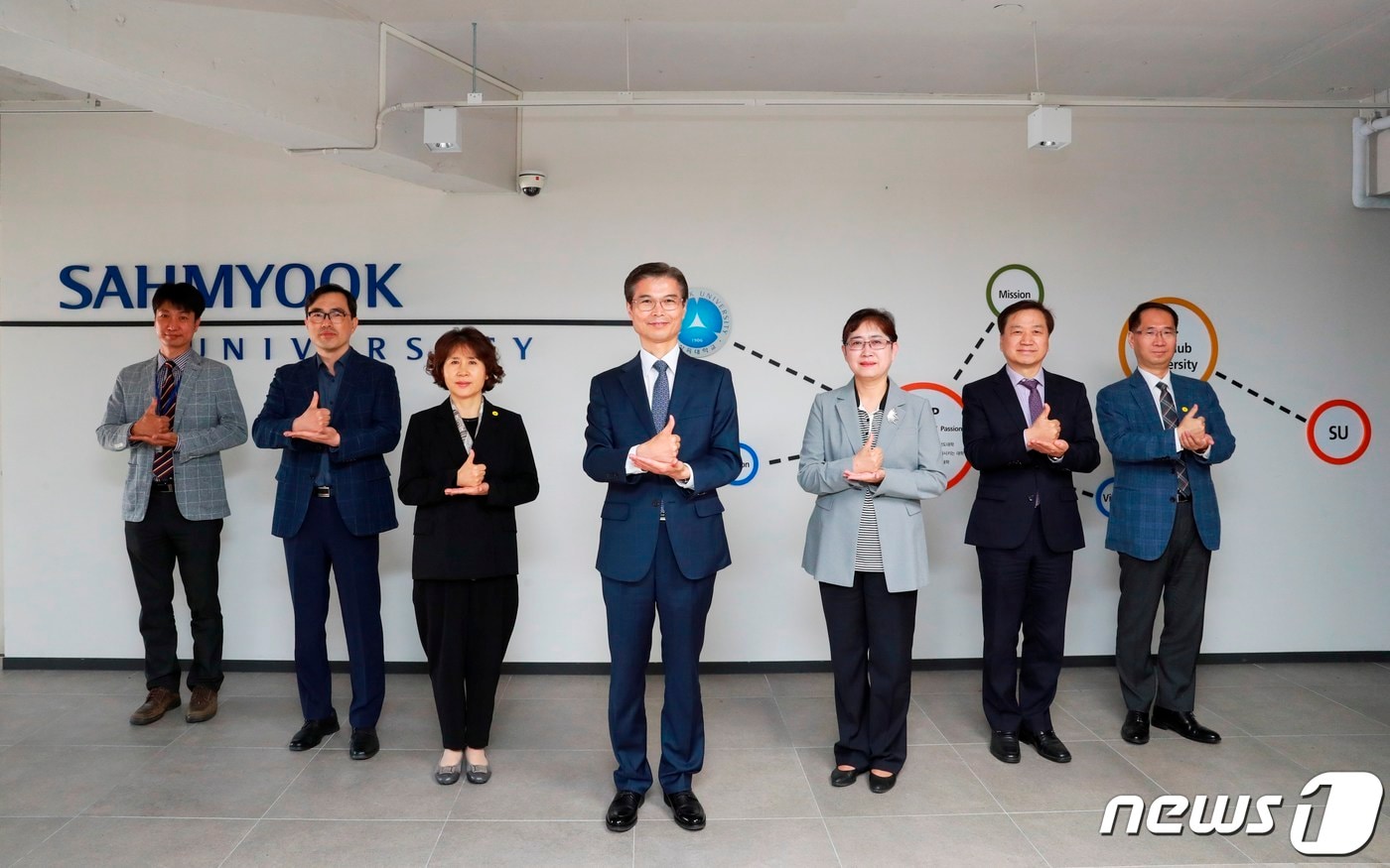 삼육대 김일목 총장(가운데)과 처실장단(삼육대 제공) ⓒ 뉴스1