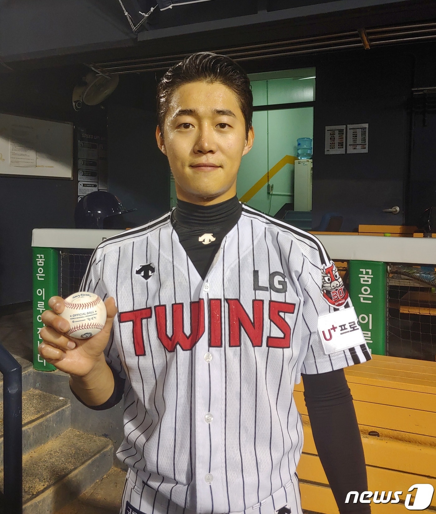 14일 프로데뷔 첫 승을 기록한 LG 이상규가 승리구를 든 채 포즈를 취하고 있다. (LG 트윈스 제공ⓒ 뉴스1