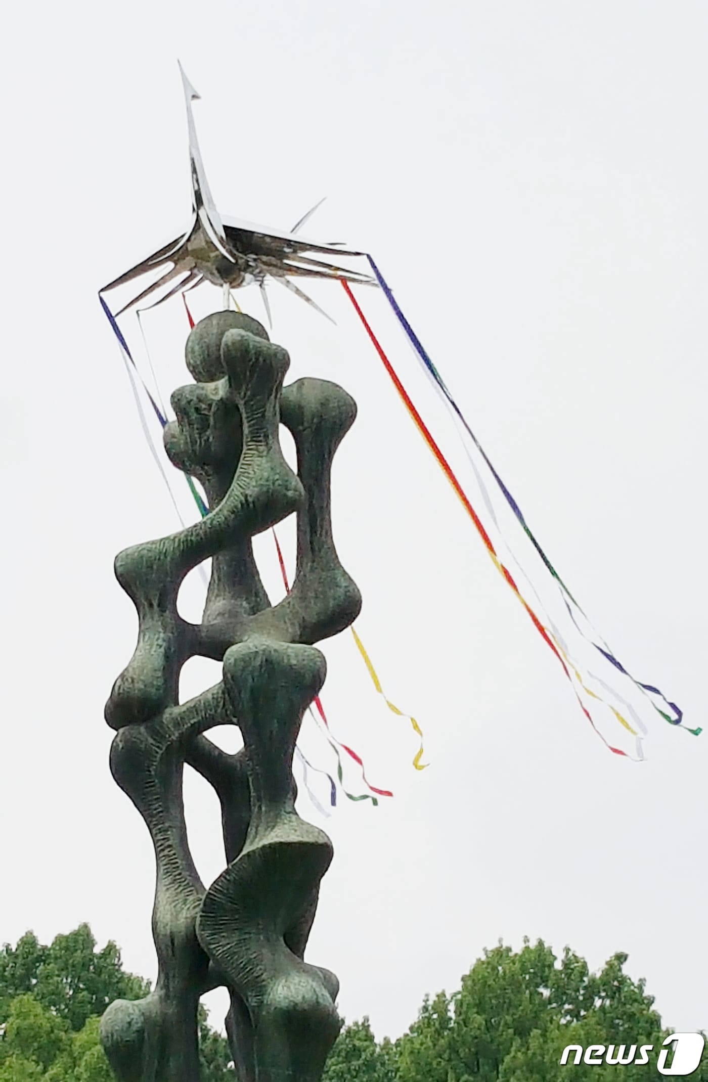 전남대학교가 40여년 만에 복원, 교체한 용봉탑 최상단 '봉황' 조형물.(전남대 제공)2020.5.17/뉴스1 ⓒ News1