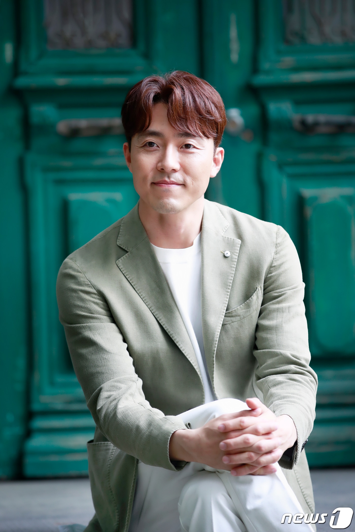 배우 이무생이 18일 서울 강남구 학동 인근 카페에서 열린 드라마 ‘부부의 세계’ 종영 인터뷰에 앞서 포즈를 취하고 있다. 2020.5.18/뉴스1 ⓒ News1 권현진 기자