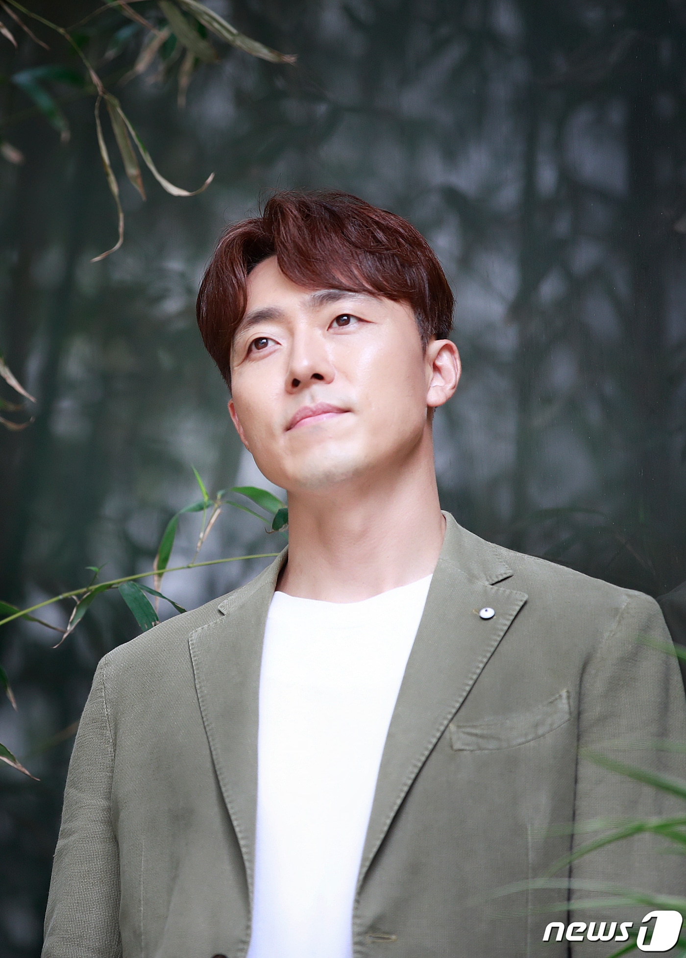 배우 이무생이 18일 서울 강남구 학동 인근 카페에서 열린 드라마 ‘부부의 세계’ 종영 인터뷰에 앞서 포즈를 취하고 있다. 2020.5.18/뉴스1 ⓒ News1 권현진 기자