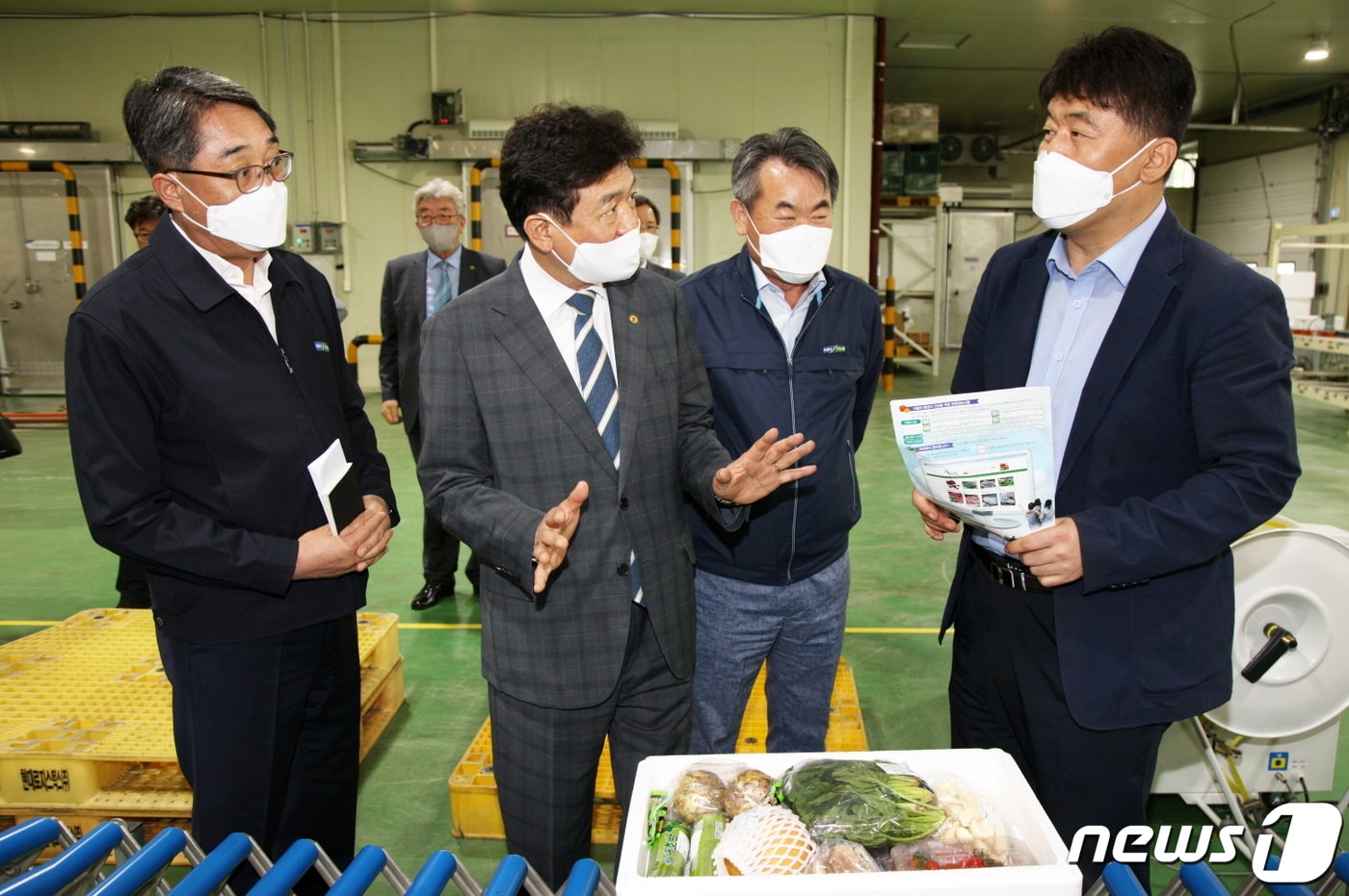 학생 가정에 전달할 농산물 꾸러미 점검하는 김병우 충북도교육감.ⓒ 뉴스1