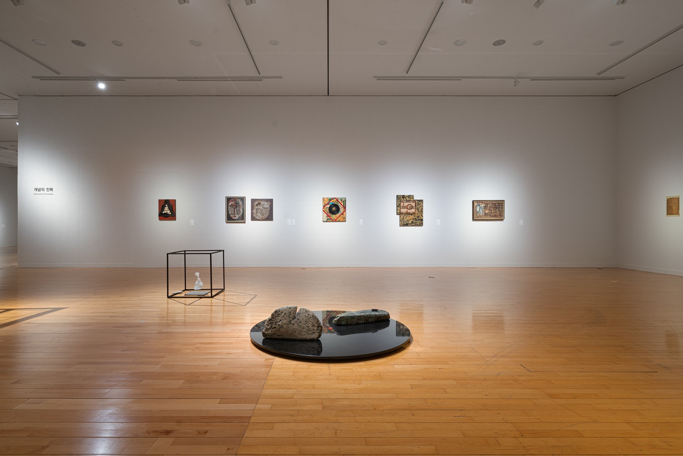 '1960-70년대 부산미술: 끝이 없는 시작' 전시 전경.(섹션5 개념의 전복, 부산시립미술관 제공)ⓒ 뉴스1