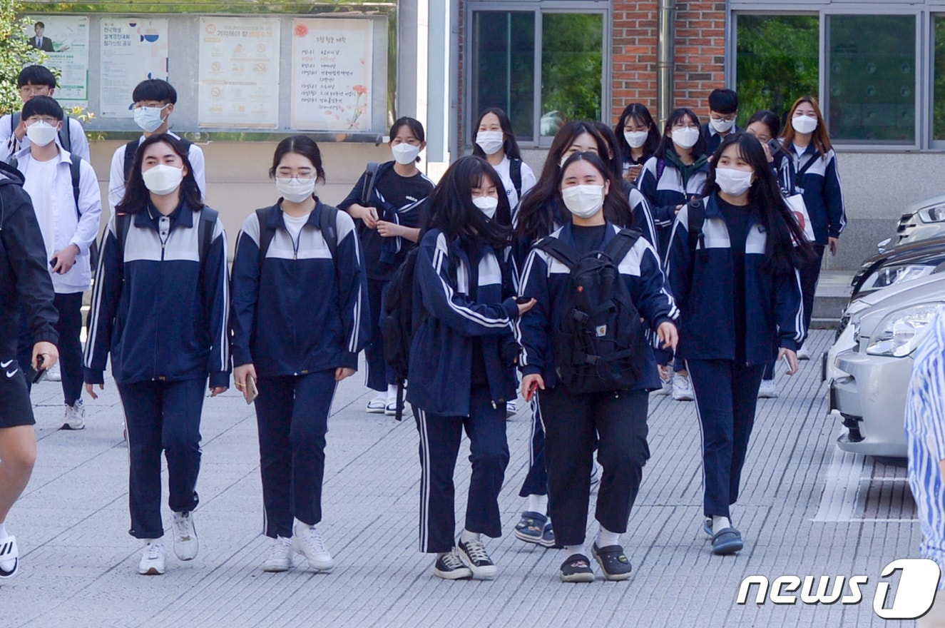 고등학교 3학년 학생들의 등교가 시작된 20일 오후 광주 광산구 장덕고등학교에서 이 학교 3학년생들이 하교하고 있다. 2020.5.20 /뉴스1 ⓒ News1 한산 기자