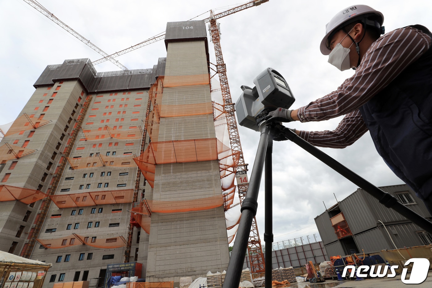 경기 하남시의 한 아파트 공사현장에서 대림산업 관계자가 3D 스캐너를 활용한 측량작업을 하고 있다. 2020.5.21/뉴스1 ⓒ News1 구윤성 기자