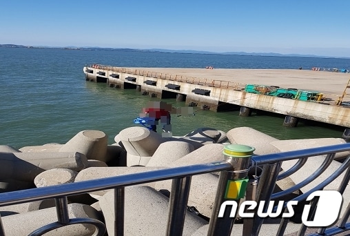 출입이 통제된 전북 군산항 남방파제에 들어간 낚시꾼이 군산해경에 적발됐다.ⓒ 뉴스1