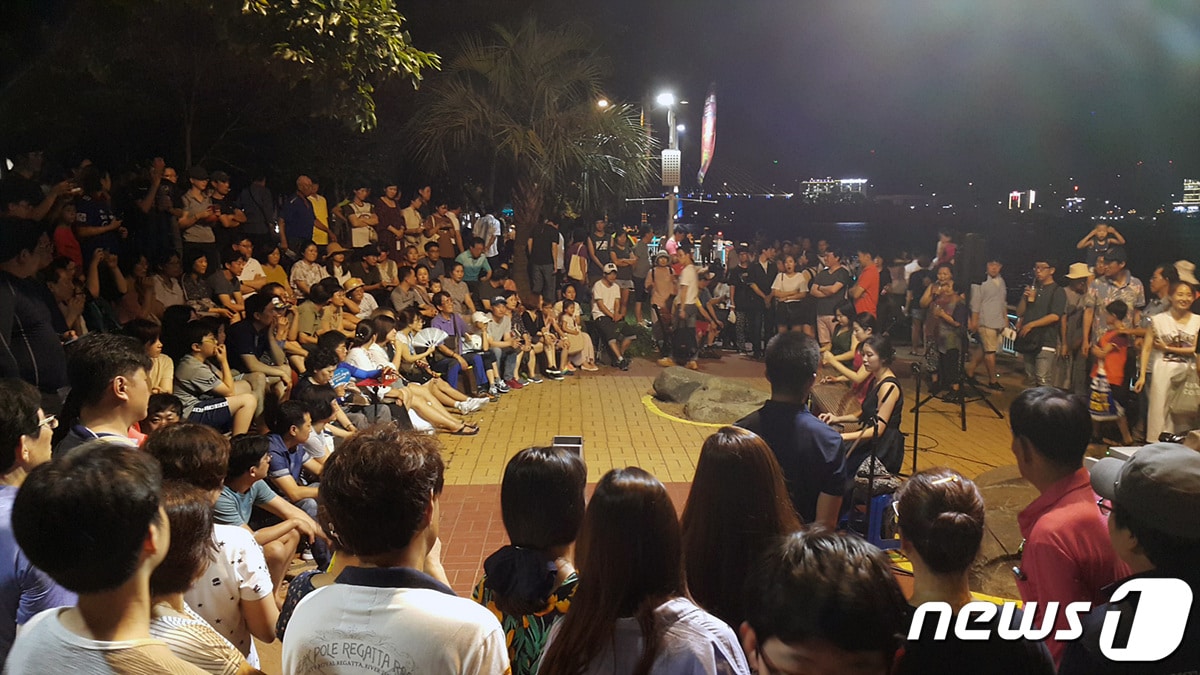 여수밤바다 낭만버스킹. 뉴스1