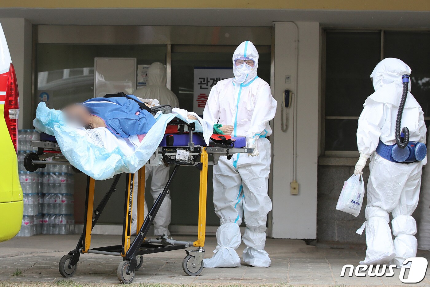 지난달 21일 오전 신종 코로나바이러스 감염증(코로나19) 지역거점병원인 대구 중구 계명대 대구동산병원에서 119구급대와 의료진이 입원 중인 코로나19 확진 환자를 병원 내 별도의 격리병동(9병동)으로 옮기고 있다. 2020.5.21/뉴스1 ⓒ News1 공정식 기자