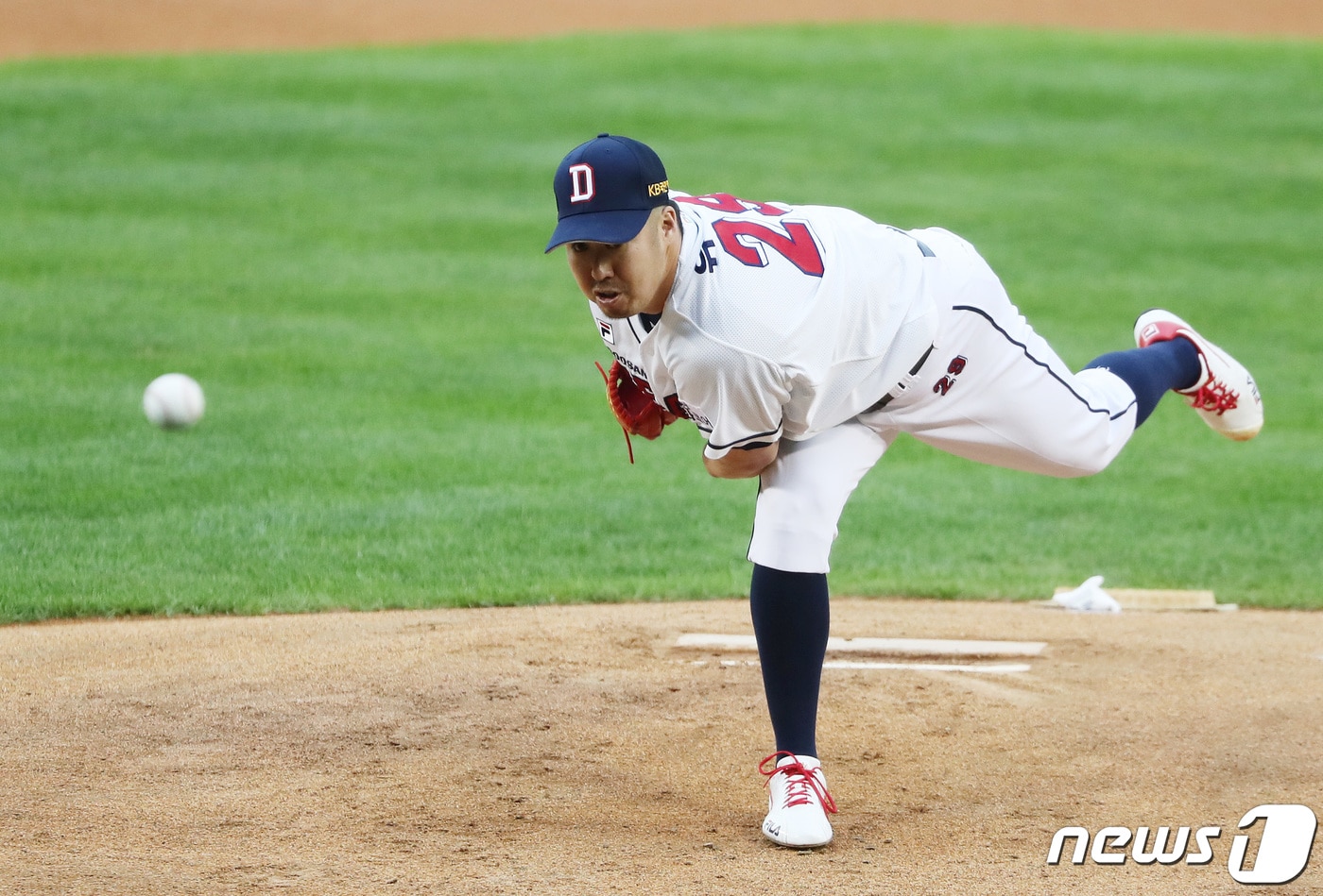 21일 오후 서울 송파구 잠실야구장에서 열린 '2020 프로야구 신한은행 SOL KBO리그' NC 다이노스와 두산 베어스의 경기에서 두산 선발 유희관이 역투하고 있다. 2020.5.21/뉴스1 ⓒ News1 이재명 기자