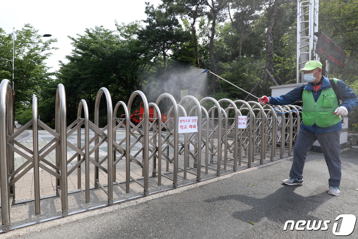 지난 21일 고3 학생이 신종 코로나바이러스 감염증(코로나19) 확진 판정을 받아 학교가 폐쇄된 대구농업마이스터고 후문에서 22일 오전 보건소 관계자가 방역을 하고 있다. 2020.5.22/뉴스1 ⓒ News1 공정식 기자