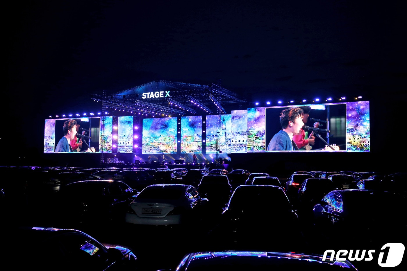자동차극장 형식의 대규모 음악 공연 ‘현대 모터스튜디오 Stage X 드라이브 인 콘서트’. (뉴스1DB)