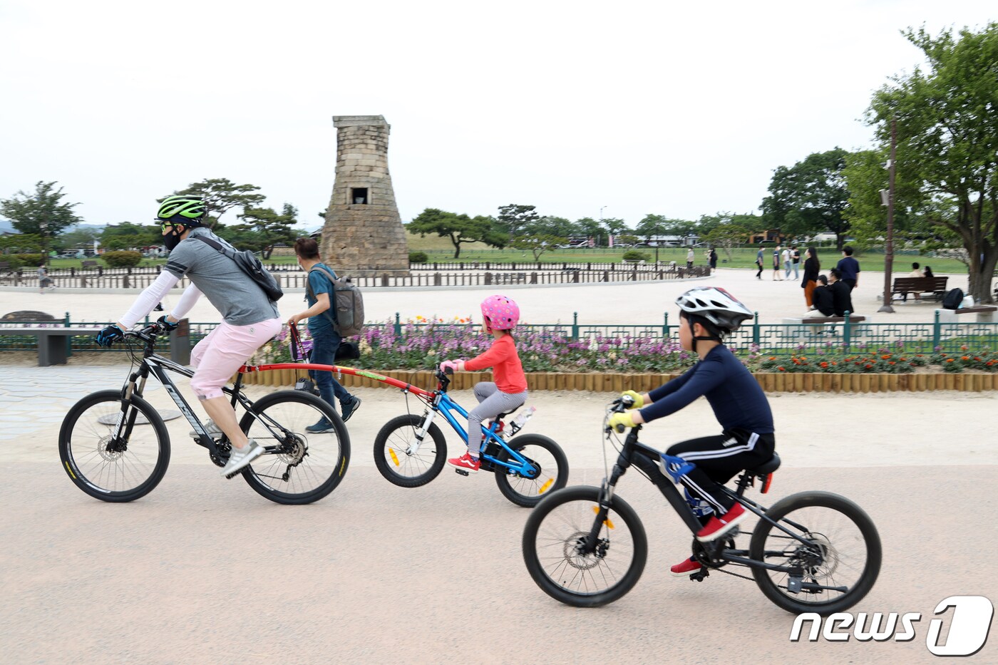 경북 경주시 첨성대 앞에서 자전거를 타고 있는 가족들 모습. (뉴스1 자료, 재판매 및 DB 금지) 2025.3.11/뉴스1