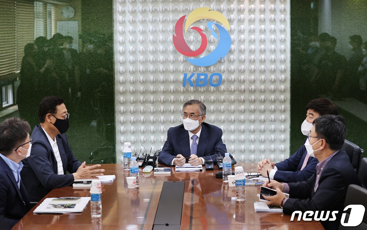 최원현 한국야구위원회(KBO) 상벌위원회 위원장이 25일 오후 서울 도곡동 KBO 컨퍼런스룸에서 열린 강정호 문제에 대한 상벌위원회에서 위원들과 대화를 나누고 있다. 2020.5.25/뉴스1 ⓒ News1 박지혜 기자