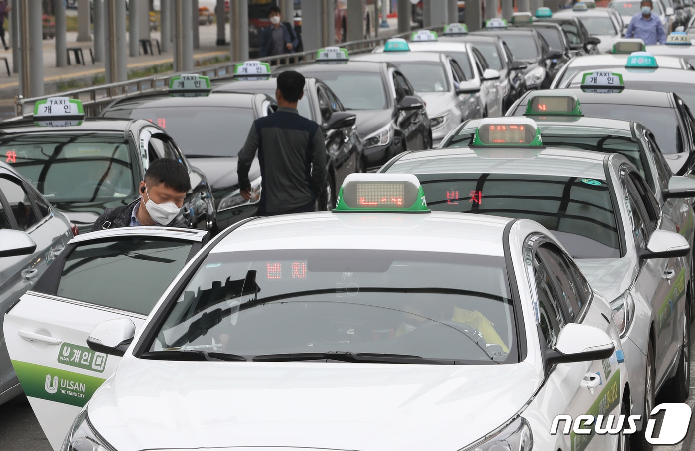  울산 울주군 KTX울산역 앞에서 한 시민이 택시에 탑승하고 있다. 2020.5.26/뉴스1 ⓒ News1 윤일지 기자
