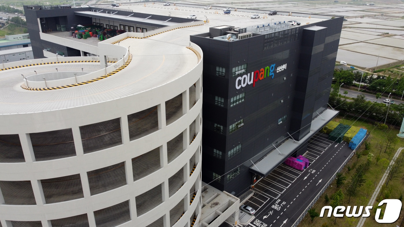 경기 부천 오정동에 위치한 쿠팡 물류센터 관련 신종 코로나바이러스 감염증(코로나19)확진자가 9명이 발생했다. 쿠팡은 25일 해당 물류센터를 임시폐쇄조치 했다. 사진은 26일 오후 부천 쿠팡 물류센터의 모습. 2020.5.26/뉴스1 ⓒ News1 정진욱 기자